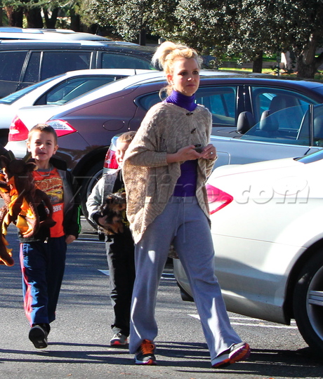 Britney Spears bodyguard Jason Trawick Starbucks Jayden James Sean Preston sons boys shawl poncho sweats sweatpants The X Factor pop star judge host stuffed animals