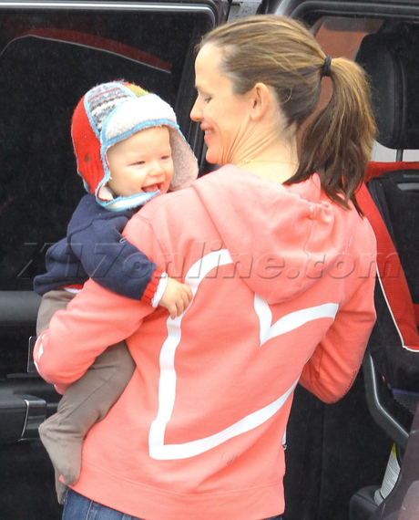 Jennifer Garner baby brentwood country mart hat denim smile happy 