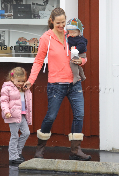 Jennifer Garner baby brentwood country mart hat denim smile happy 