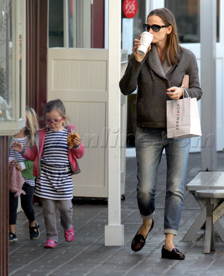 stripes brentwood country mart jennifer garner Seraphina Affleck 