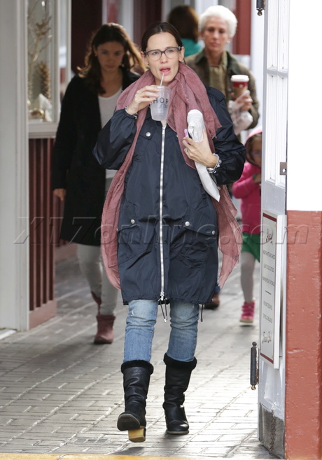 Jennifer Garner scarf jacket glasses brentwood country mart 