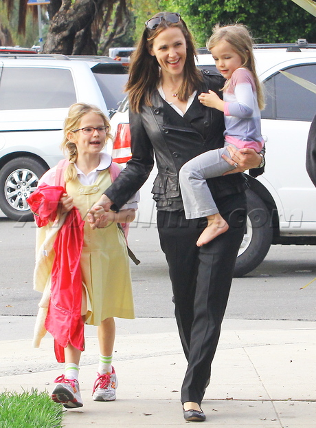 Jennifer Garner baby hat denim smile happy headband nails manicure pedicure 