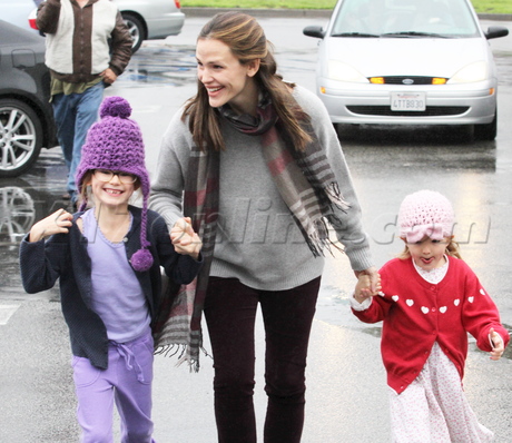Jennifer Garner jeans Brentwood shopping whole foods violet seraphina 