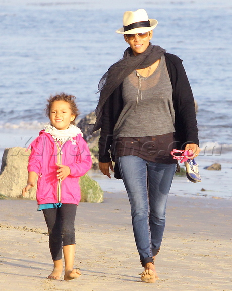 Halle Berry  hat beach halle berry nahla 