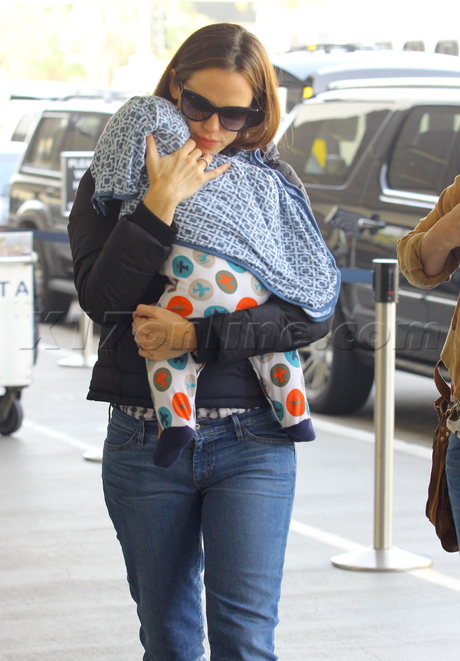 Jennifer Garner Samuel Garner Affleck LAX baby 