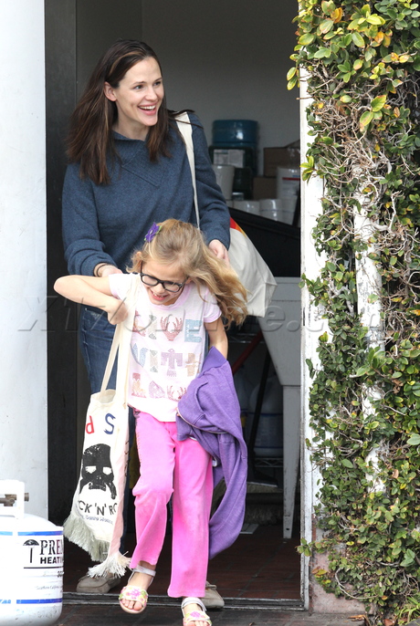 Violet Affleck Jennifer garner fred segal glasses mom daughter 