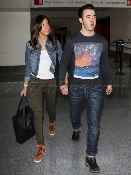 sunglasses Kevin Jonas jeans lax kiss 