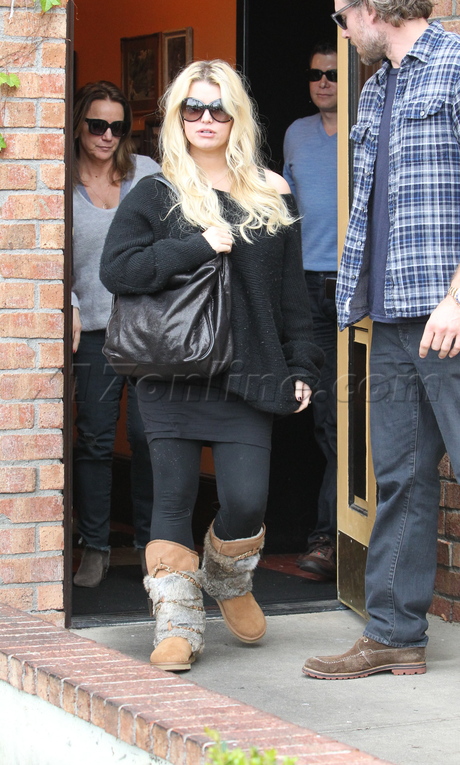 blonde Jessica Simpson black clothes sunglasses eric johnson house hunting pregnan 