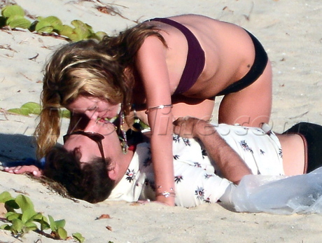 Jamie Hince Kate Moss bikini legs blonde sand beach ocean Saint Barthelemy sunglasses sex pda kissing necklace france