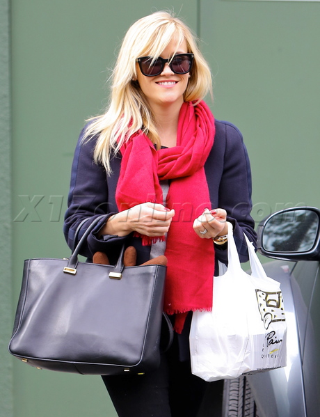 Reese Witherspoon blonde bellacures nail salon scarf christmas brentwood 