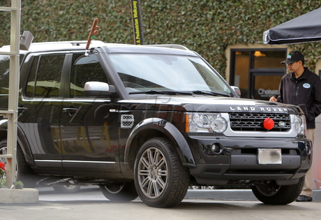 Reese Witherspoon blonde bellacures nail salon scarf christmas brentwood 