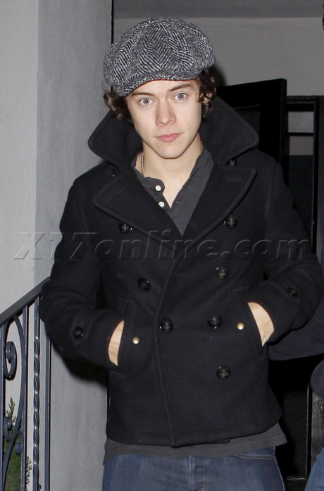Harry Styles hat jacket denim studio city taylor swift bonde singer one direction .