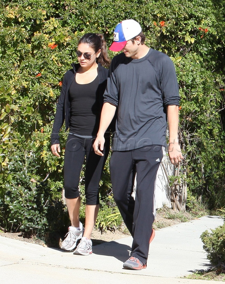 Ashton Kutcher, Mila Kunis walk tights power couple friends