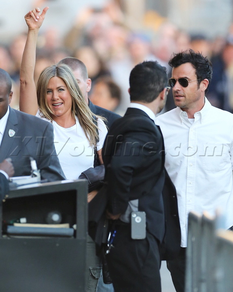 Jennifer Aniston  jimmy kimmel wave smile Justin Theroux 