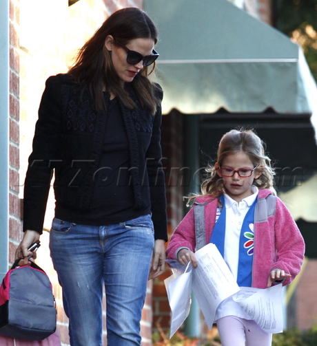 Jennifer Garner Violet jeans sunglasses daughter Brentwood 
