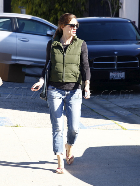 Jennifer Garner jeans sunglasses Brentwood Puffy vest 