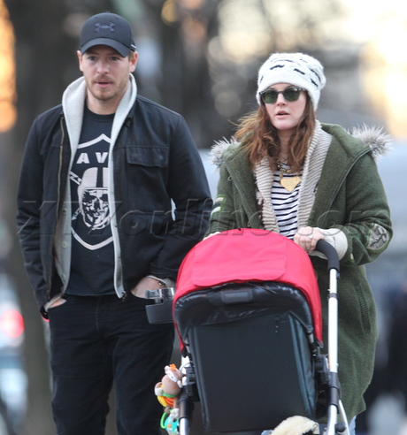 sunglasses Drew Barrymore hat stroller baby sweater jeans shopping nyc 