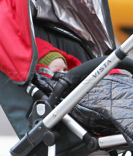 sunglasses Drew Barrymore hat stroller baby sweater jeans shopping nyc 