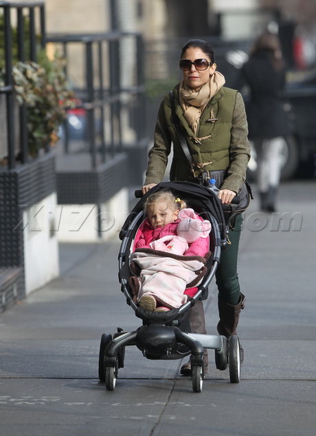 Bethenny Frankel sunglasses school stroller animal mouse cute adorable pre-school real housewives reality tv 