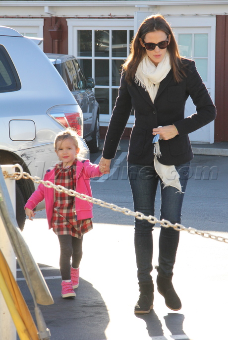 Jennifer Garner coffee jacket sunglasses scarf denim starbucks ben affleck 