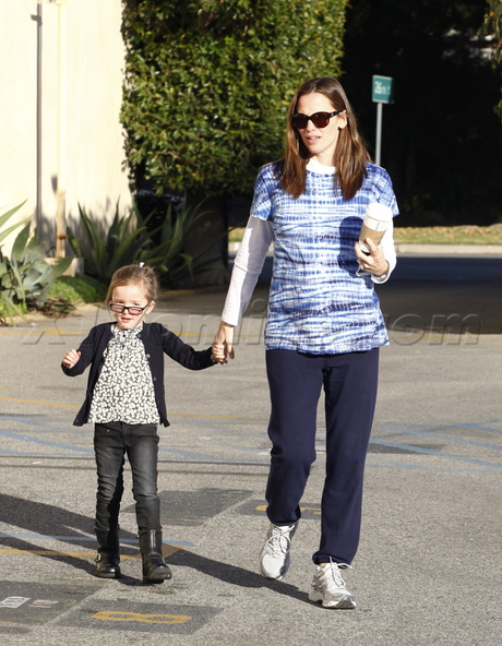 Jennifer Garner seraphina affleck argo starbucks glasses fashion coffee ben affleck 