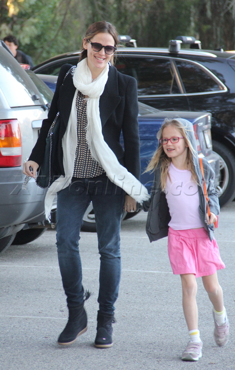 Jennifer Garner sunglasses scarf denim boots violet affleck 