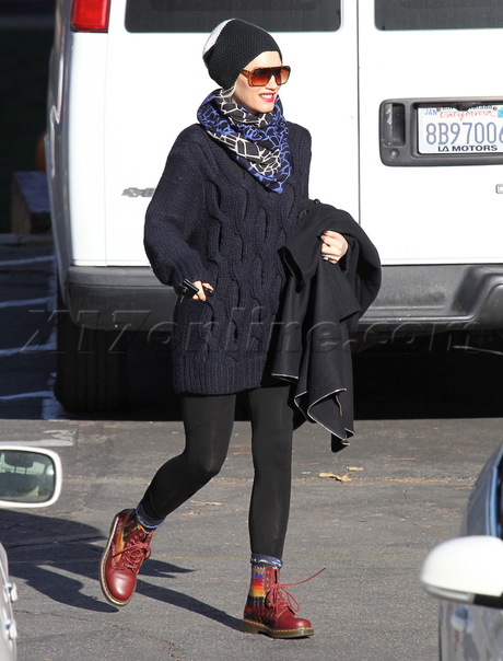 Gwen Stefani blonde sunglasses smile son zuma singer no doubt 