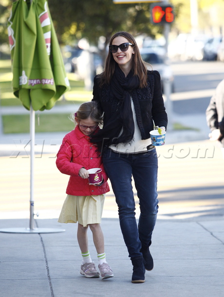 sunglasses jeans Jennifer Garner ben affleck scarf violet affleck 
