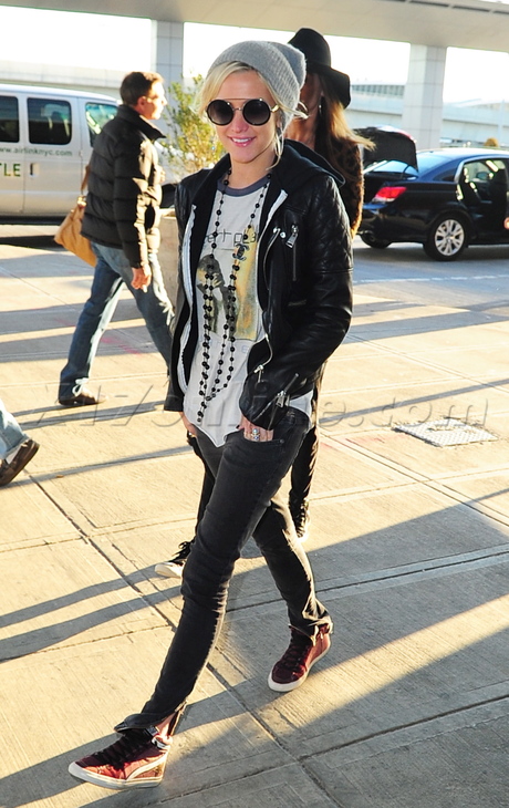 hat sunglasses jacket leather Ashlee Simpson beanie airport nyc jfk