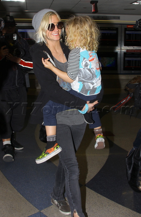 blonde singer pete wentz ashlee simpson jacket airport lax