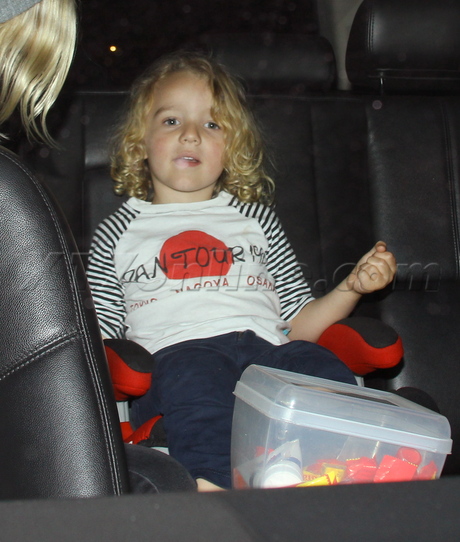 blonde singer pete wentz ashlee simpson jacket airport lax 