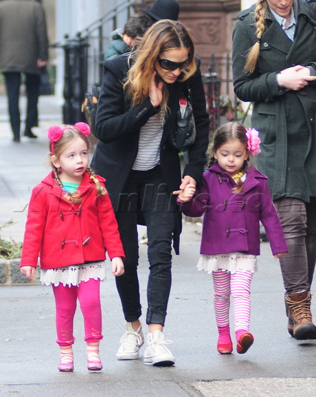 Sarah Jessica Parker kiss twins matthew broderick ear muffs stripes cute adorable 