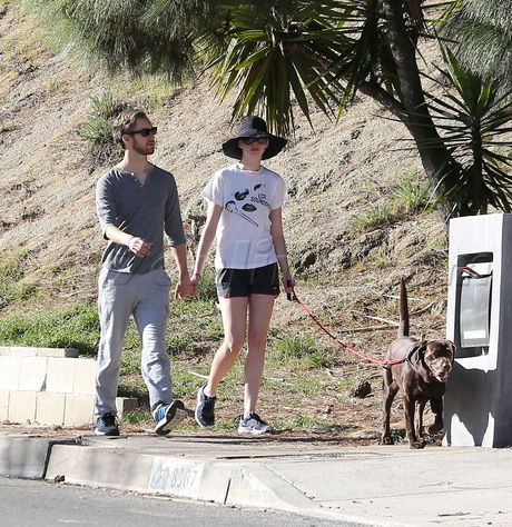 anne hathaway adam shulman mulholland drive hollywood hills golden globe winner les miserables hat