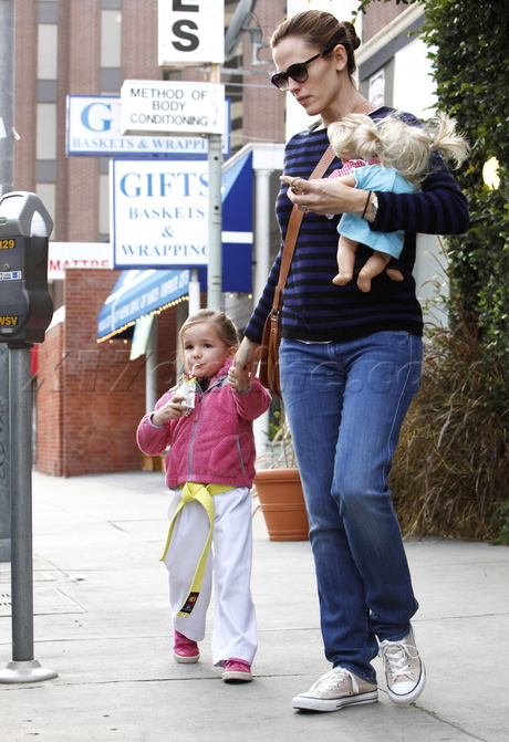 Jennifer Garner Brentwood Seraphina mom 