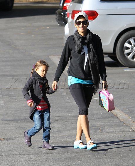 Halle Berry lunchpail hat sunglasses scarf denim stretch pants spandex school 