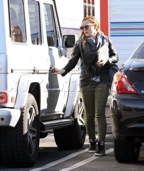 Hilary Duff blonde raising hope jacket sunglasses baby weight set filming ipad