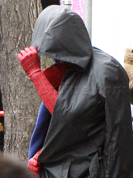 Andrew Garfield spiderman costume on location parka filming emma stone spider-man