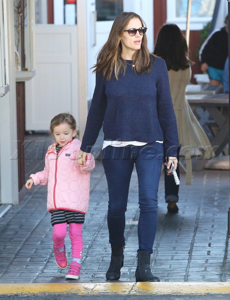 Jennifer Garner brentwood country mart sunglasses denim coffee ben affleck 