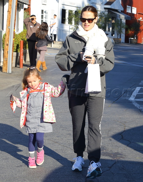 Jennifer Garner  sunglasses seraphina scarf 