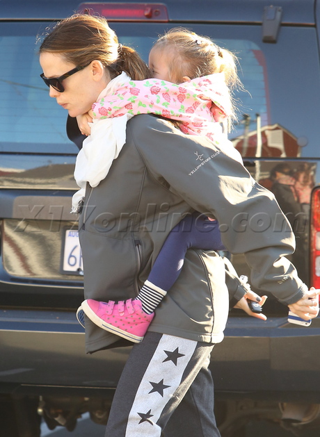 Jennifer Garner  sunglasses seraphina scarf 