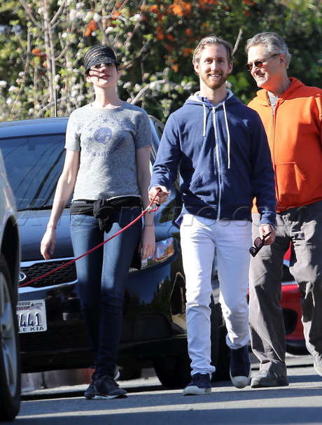 Anne Hathaway hat jeans dog