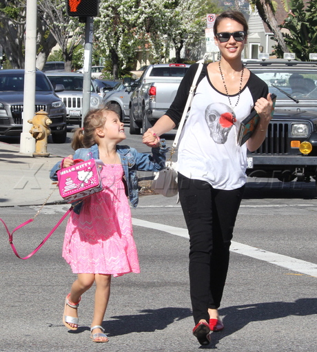 Jessica Alba jeans tee shirt flats honor warren