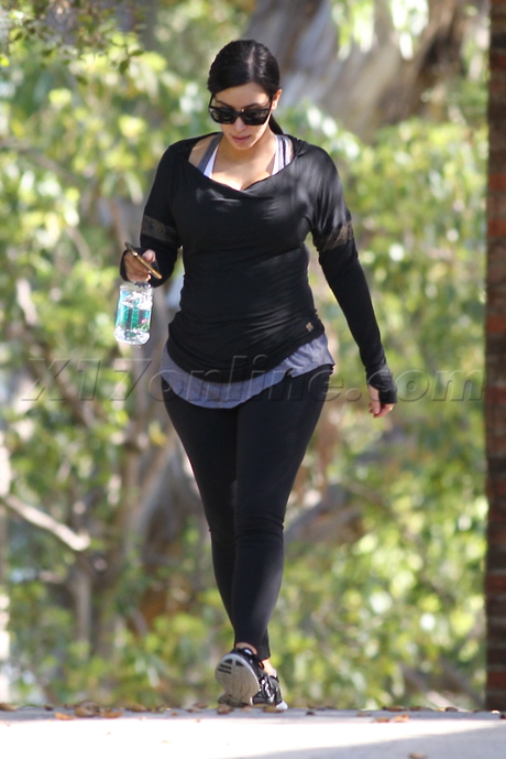 Kim Kardashian spandex gym pregnant preggo sunglasses big butt huge butt fat butt lumpy butt round butt boobs kanye kanye west 