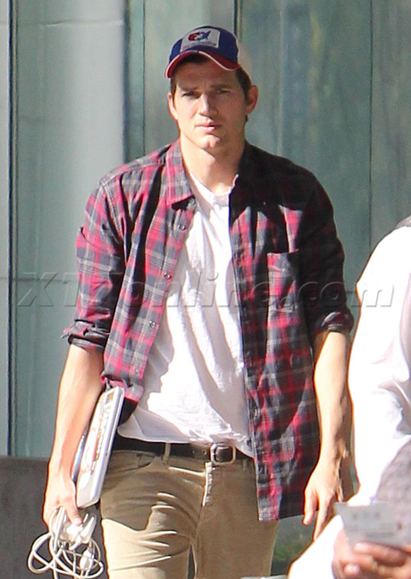 Ashton Kutcher hat plaid 2 and a half men mila kunis charlie sheen