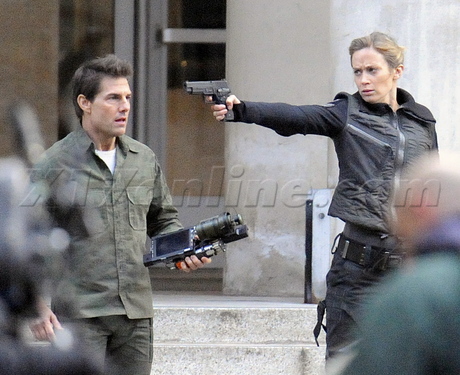 Tom Cruise Emily Blunt All You Need is Kill Behind the scene set photo officer gun 