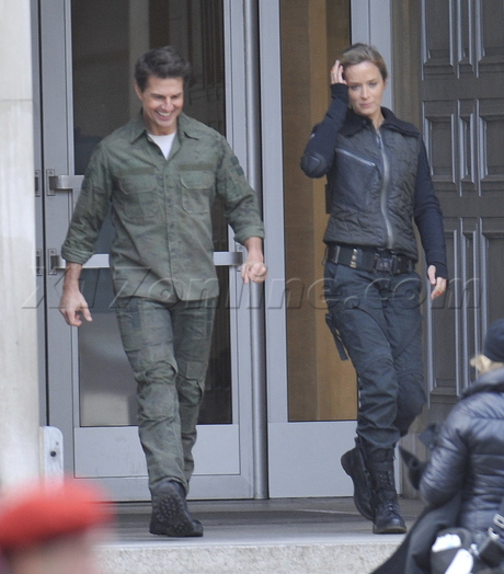 Tom Cruise Emily Blunt All You Need is Kill Behind the scene set photo officer gun 