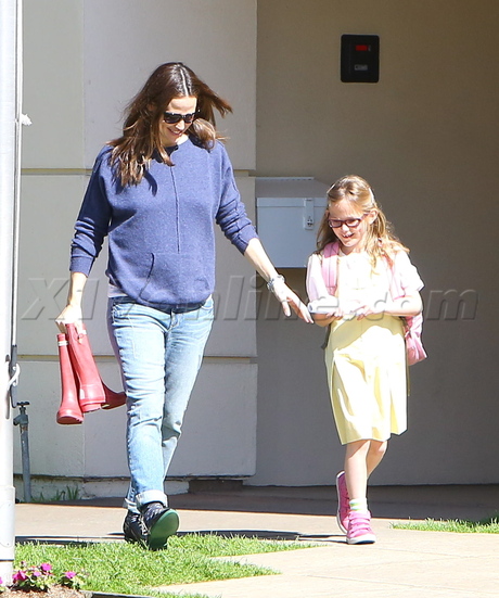 Jennifer Garner Violet Brentwood yellow jeans red boots 