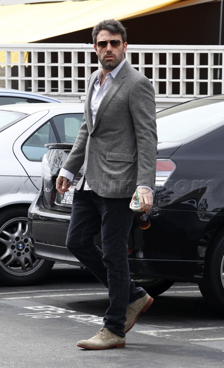 Jennifer Garner  jacket jeans Ben Affleck  starbucks coffee bucks blazer 