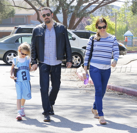 sunglasses Jennifer Garner  Ben Affleck trophy violet basketball jeans stripes 