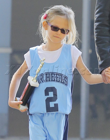 sunglasses Jennifer Garner  Ben Affleck trophy violet basketball jeans stripes 